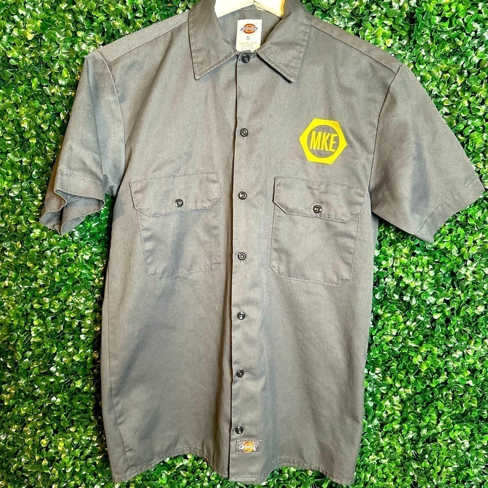 2014 Dickies Gray Milwaukee Brewing Company Short Sleeve Button Down Size Small